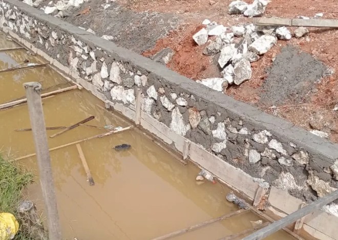 Pekerjaan Drainase Terkesan Asal Asalan Di RT 8 Gunung Tabur Dikeluhkan Warga.