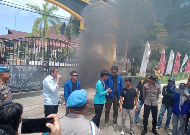 AMB Seruan Aksi DPR dan ISTANA melakukan pembangkangan konstitusi dan mendzalimi demokrasi di Depan Pagar Kantor DPRD Berau.