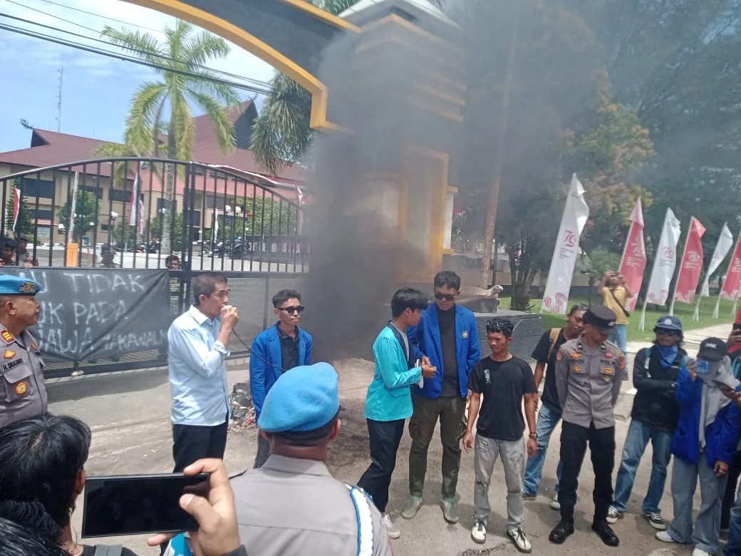 AMB Seruan Aksi DPR dan ISTANA melakukan pembangkangan konstitusi dan mendzalimi demokrasi di Depan Pagar Kantor DPRD Berau.