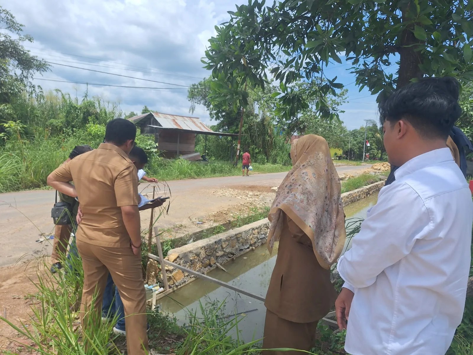 Pekerjaan Drenase Di RT 4 Dan RT 5 Kecamatan Gunung Tabur Sudah Sesuai RKB Dan Kontrak Kerja Dari DPUPR Berau, Air Dalam Parit Sudah Dilakukan Pengurasan Baru Dilakukan Bekisting.