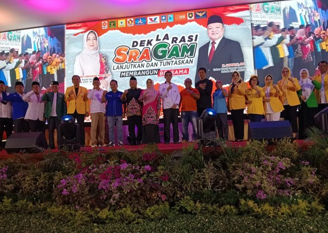 Ribuan Pendukung Sragam Hadiri Deklarasi Pemenangan Pasangan Sri Juniarsih Mas Dan Gamalis Hafidz Untuk Maju Pilkada. 11 Partai Pendukung Dan Sejumlah Masyarakat Turut Serta Dalam Deklarasi. “Lanjutkan Dan Tuntaskan”