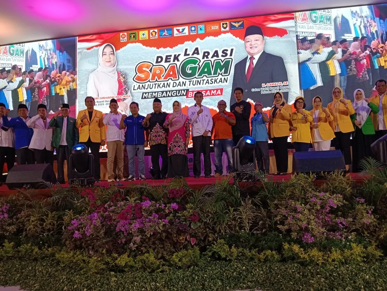 Ribuan Pendukung Sragam Hadiri Deklarasi Pemenangan Pasangan Sri Juniarsih Mas Dan Gamalis Hafidz Untuk Maju Pilkada. 11 Partai Pendukung Dan Sejumlah Masyarakat Turut Serta Dalam Deklarasi. “Lanjutkan Dan Tuntaskan”