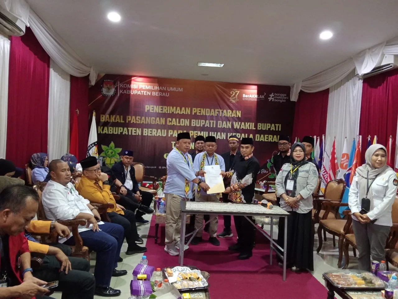 Menyala, Warga Masyarakat Di 13 Kecamatan Memadati Acara Deklarasi Pasangan Calon Bupati Madri Pani SE dan Calon Wakil Bupati Ir Agus Wahyudi Tidak Mau Kalah, Di SM Tower Jalan Tengku Umar Slogan Yang Diteriakkan Mayakat,” Gak MP Gak Pede, Gak AW Gak Ramai”