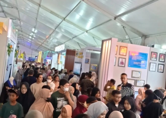 Hujan Tak Menghalangi Ribuan Masyarakat yang antusias Menyaksikan 2 musisi jakarta Serta Keberhasilan Pemerintah Kabupaten Berau Dalam Membangun Sektor Ekonomi, Wisata Serta UMKM.