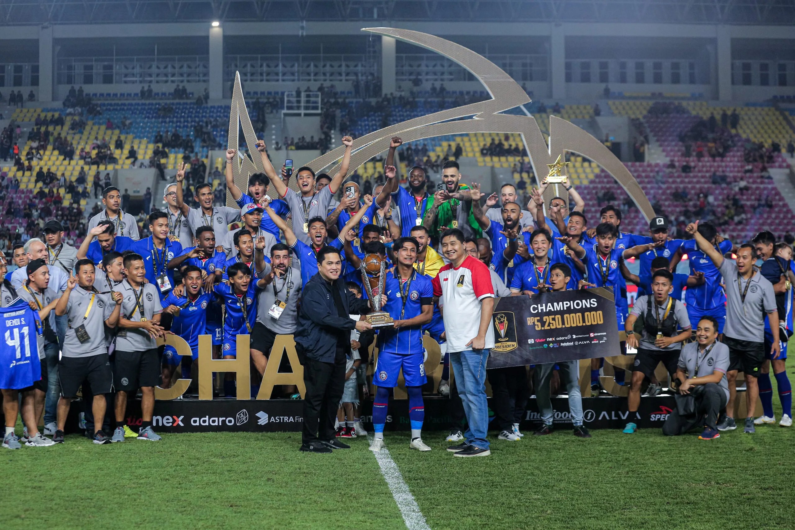 Arema FC Mengangkat Kembali Piala Presiden untuk ke 4 kalinya dengan membekuk Borneo FC di babak adu penalti dengan skor 5-4