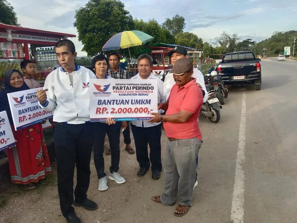 Ketua DPD Partai Perindo Berau Agus Uriansyah S Pd Menyerahkan Modal Usaha Dana Bergulir Bagi 13 Pedagang UMKM Teluk Bayur Ditepian Bandara Kalimarau