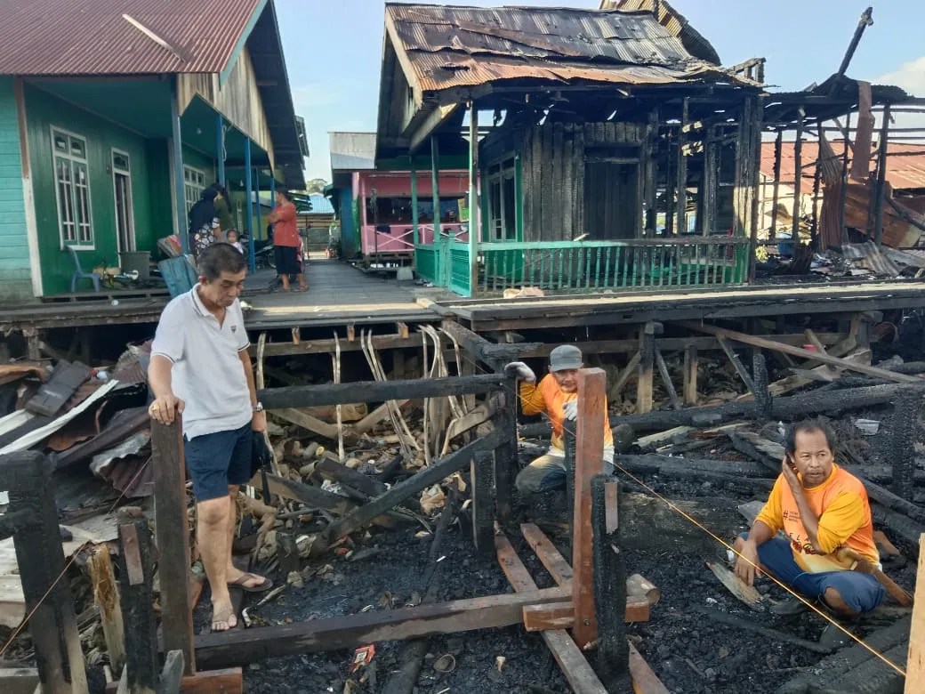Sahabat Agus, Polsek Teluk Bayur, Bersama Warga Sungai Kuyang Kecamatan Teluk Bayur Mulai Mengerjakan Jembatan Bantuan Pribadi Ketua DPD Partai Perindo Berau Agus Uriansyah.
