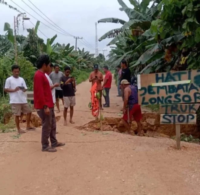 Warga Meraan Kecamatan Teluk Bayur Tagih Janji Bupati, Untuk Dibuatkan Jembatan Yang Rusak Akibat Longsor Dan Banjir Bandang.