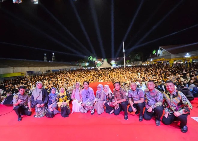 Panggung Hiburan Pesta Rakyat Expo Berau 2024 Berakhir, Bupati Sri Juniarsih Mas Merasakan Animo Masyarakat Tinggi. Hingga Lapangan Pemuda Penuh Sesak, Terutama Tampilnya Rizky Febian Yang Membuat Warga Terhibur.
