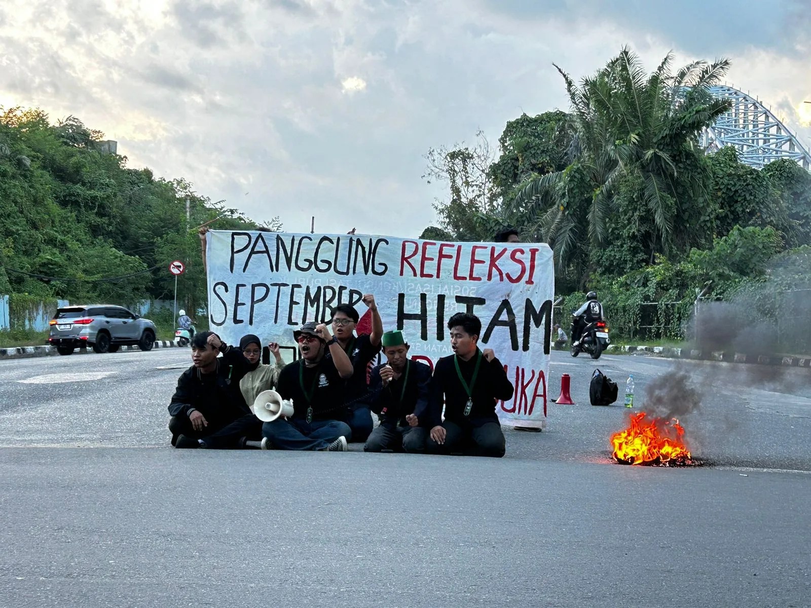 HMI Komisariat Politani Samarinda Gelar Panggung Refleksi September Hitam: Menyambut Kedatangan Presiden RI untuk Mengingatkan tentang Pelanggaran HAM yang Belum Terselesaikan