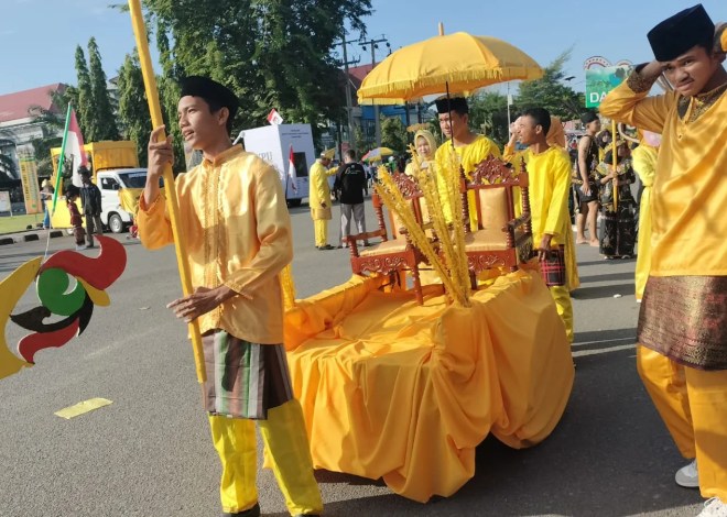 Warga Masyarakat Berau Antusias Ikuti Festival Parade BCF Dan Pawai Seni Budaya Salah Satu Rangkaian Hari Jadi Kabupaten Berau yang Ke-71 Dan Ke – 214 Kota Tanjung Redeb.