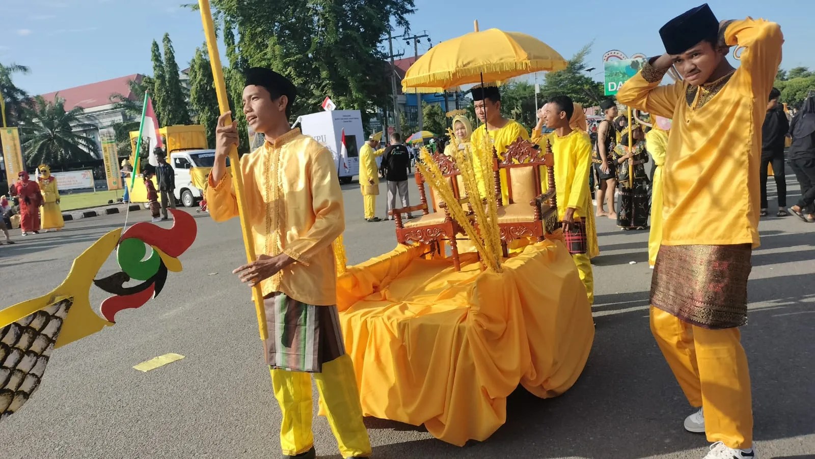 Warga Masyarakat Berau Antusias Ikuti Festival Parade BCF Dan Pawai Seni Budaya Salah Satu Rangkaian Hari Jadi Kabupaten Berau yang Ke-71 Dan Ke – 214 Kota Tanjung Redeb.