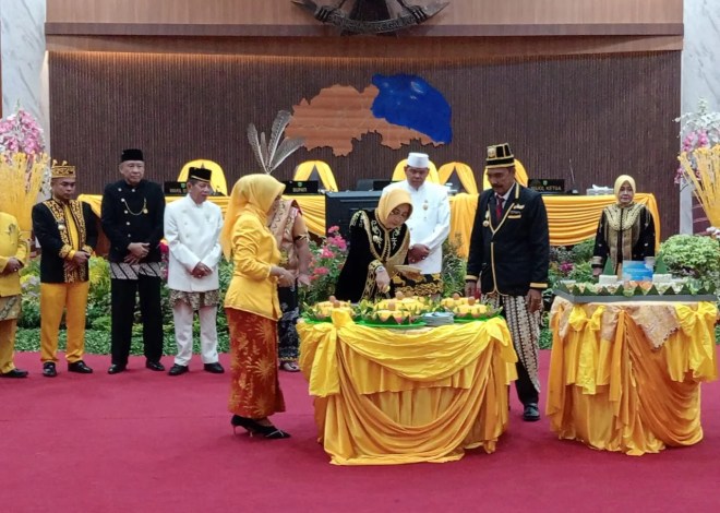 Saling Bersinergi Antara Pemkab Berau Dan Legeslatif Serta Mupida Guna Membawa Berau Kedepannya Lebih Baik Lagi. Puncak Kegiatan HUT Berau Ke-71 Dan Kota Tanjung Redeb Ke-214 Di Rapat Paripurna Di Gedung DPRD Berau