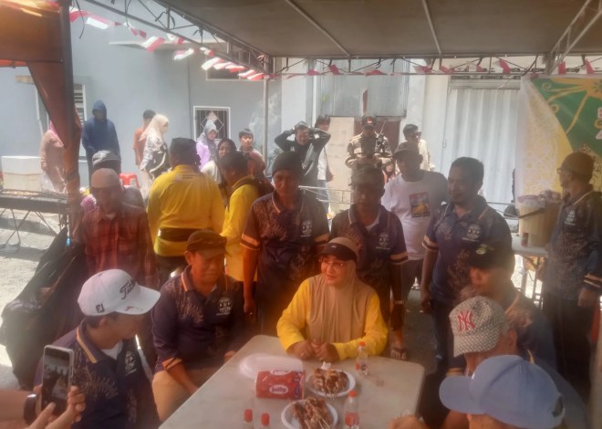 Irau Manutung Jukut, Bupati Sri Juniarsih Mas Sambangi Semua Stand, Salah Satunya Komunitas Warung Pojok Karena Dulunya Warga Yang Ada Disekitar Merupakan Teman Almarhumah Ibunya.