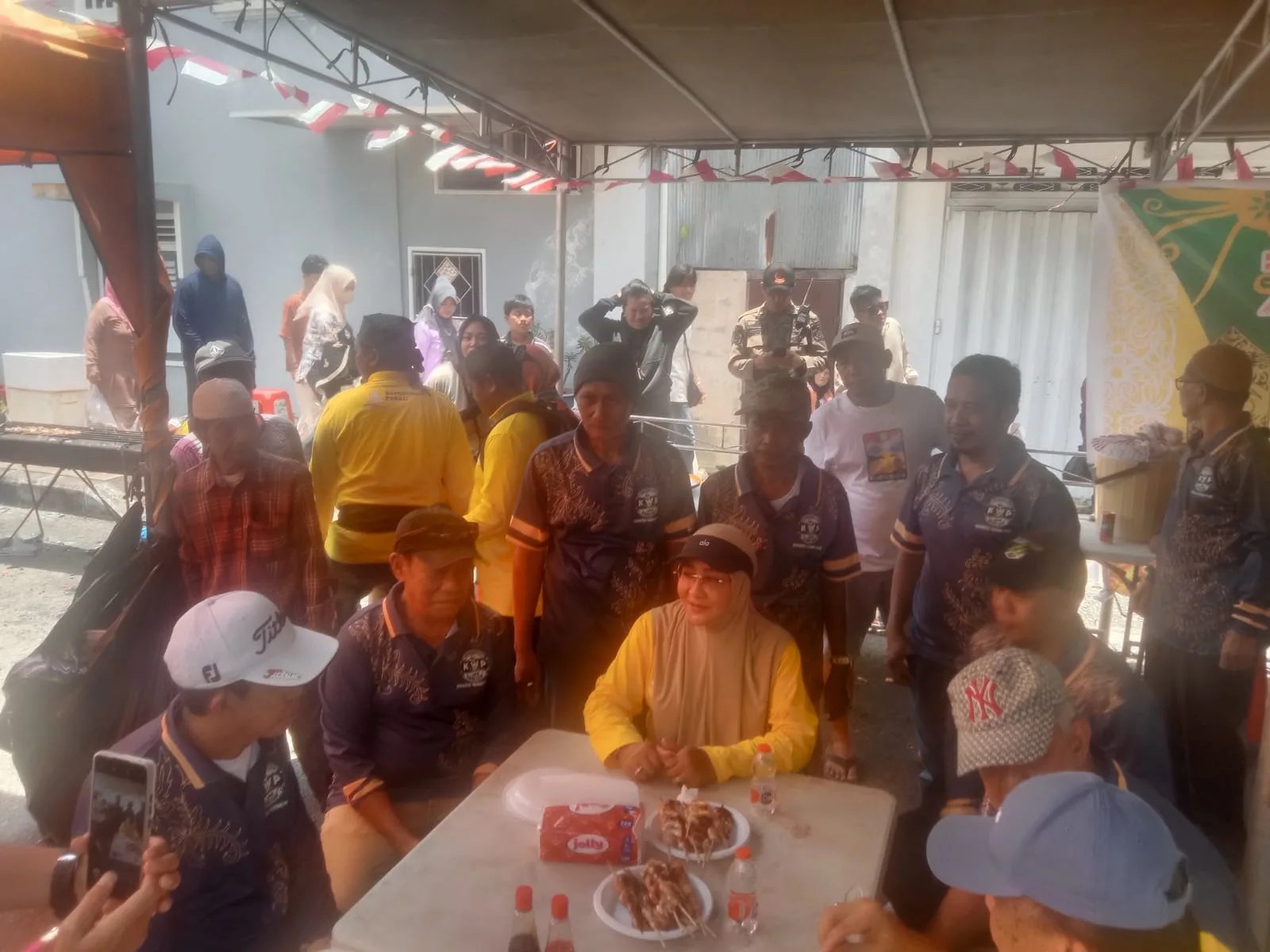 Irau Manutung Jukut, Bupati Sri Juniarsih Mas Sambangi Semua Stand, Salah Satunya Komunitas Warung Pojok Karena Dulunya Warga Yang Ada Disekitar Merupakan Teman Almarhumah Ibunya.