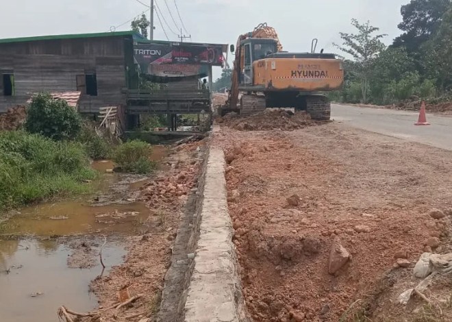 Perlu Pengawasan Dari Instansi Terkait dikarenaka Banyaknya Pekerjaan Proyek Diwilayah Kabupaten Berau, Khususnya Disejumlah Kampung Tidak Memasang Papan Nama Pekerjaan Proyek Salah Satunya Proyek Siring Jalan Poros Samburakat Menuju Kampung Sambakungan Diduga Dikerjakan Asal-Asalan Tidak Sesuai Kontrak.