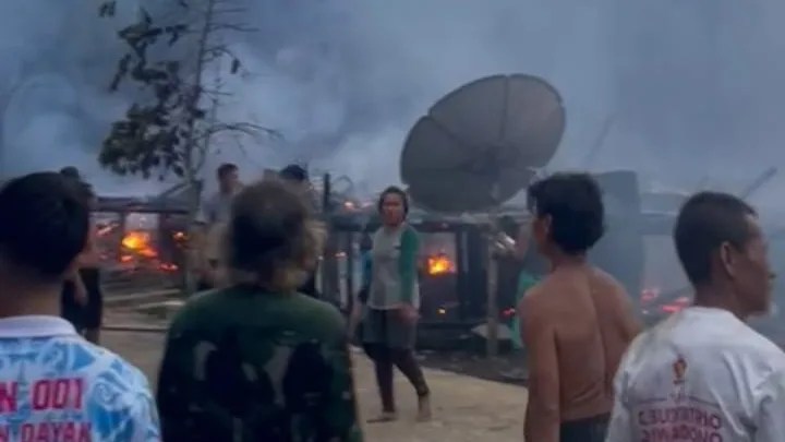 Di Duga Lupa Matikan Kompor, 7 Rumah di Long Beliu, Kecamatan Kelay, Hangus Terbakar.