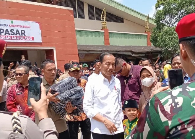 Kunjungi Pasar Sanggam Adji Dilayas, Presiden Jokowi Sapa Pedagang dan Masyarakat