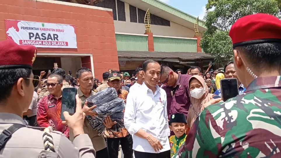Kunjungi Pasar Sanggam Adji Dilayas, Presiden Jokowi Sapa Pedagang dan Masyarakat