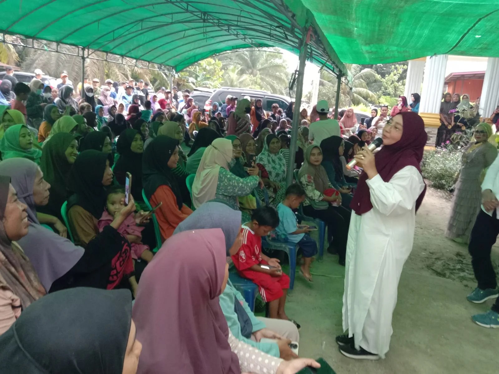 Belusukan Bupati Sri Juniarsih dan Cawub Gamalis, Kampanye Sehari 3 Kampung di kecamatan Segah”Bukti Bukan janji, Hasil Nyata Kinerja Yang Disampaikan Selama Kurun 3.5 Tahun Ini”