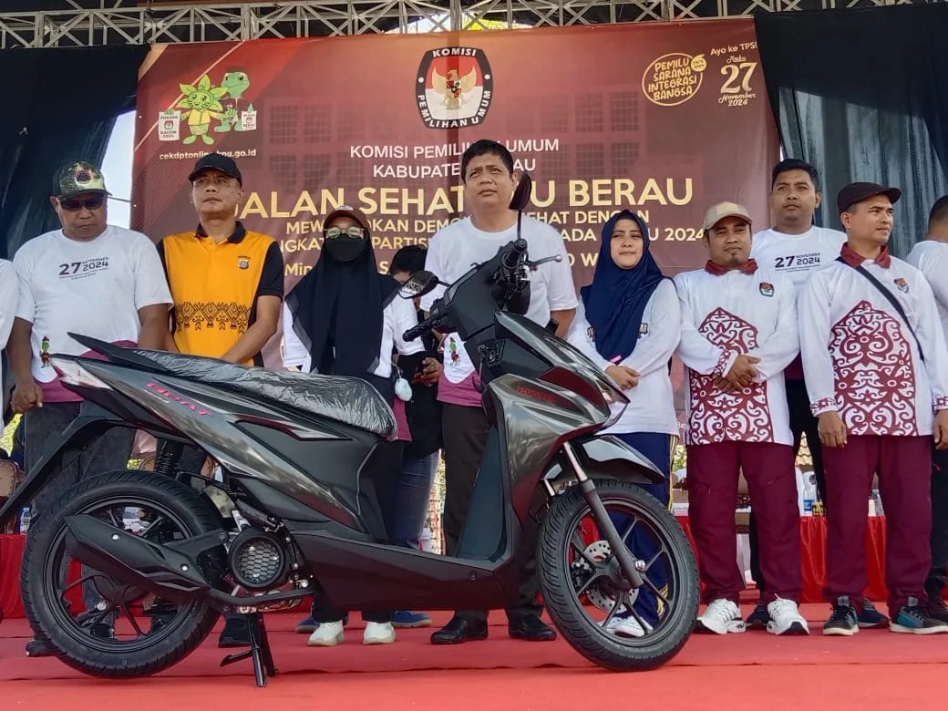 Ratusan Warga Ikuti Jalan Sehat KPU Berau Dengan Tema” Mewujudkan Demokrasi Sehat Dengan Meningkatkan Partisipasi Pada Pilkada Berau”