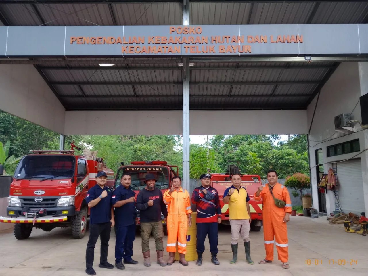 Siaga Personil PT HSB, Manggala Agni KPHP Berau Barat Dan Gabungan BPBD Berau Di Posko Labanan, Pospol Labanan Dalam Musim Kemarau Dalam Penanggulangan Bencana Pembakaran Lahan.