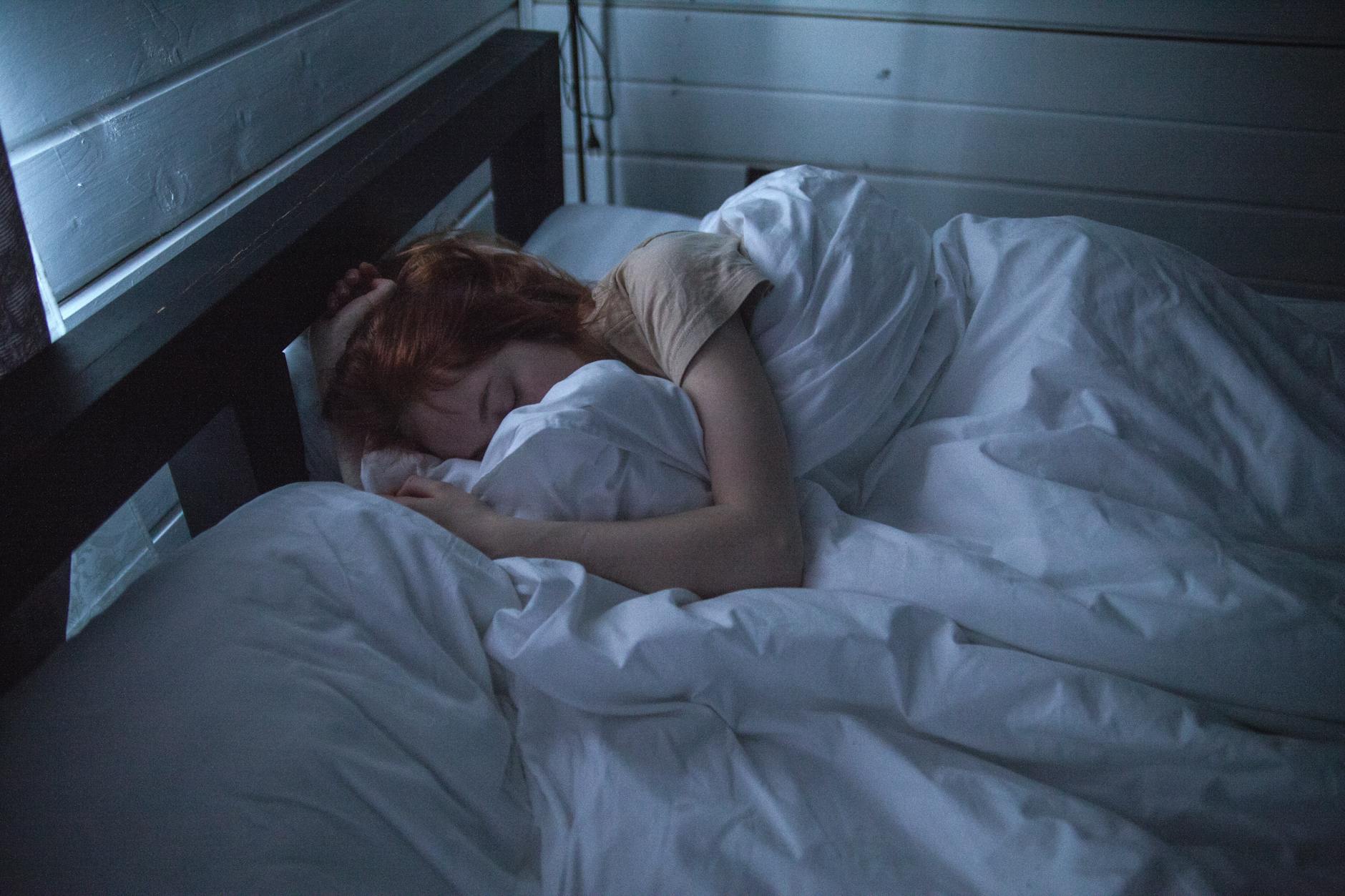 Foto van een slapende vrouw ter illustratie van een neurodivergente burn-out.