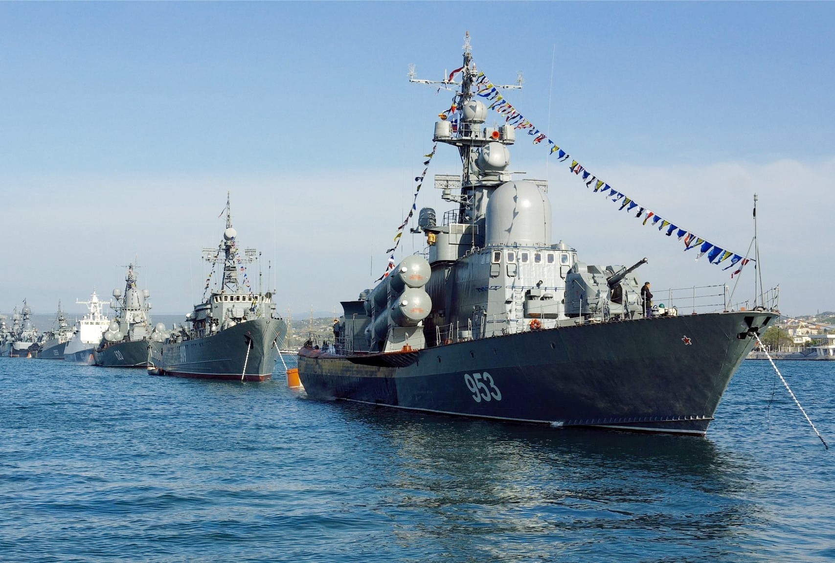 Теплоход «неман» оптимально подходит для проведения экскурсий и прогулок по рекам и каналам петербурга, а большие окна и панорамная сдвижная крыша откроют . Ekskursiya V Den Vmf Na Teplohode Na Parad Voennyh Korablej