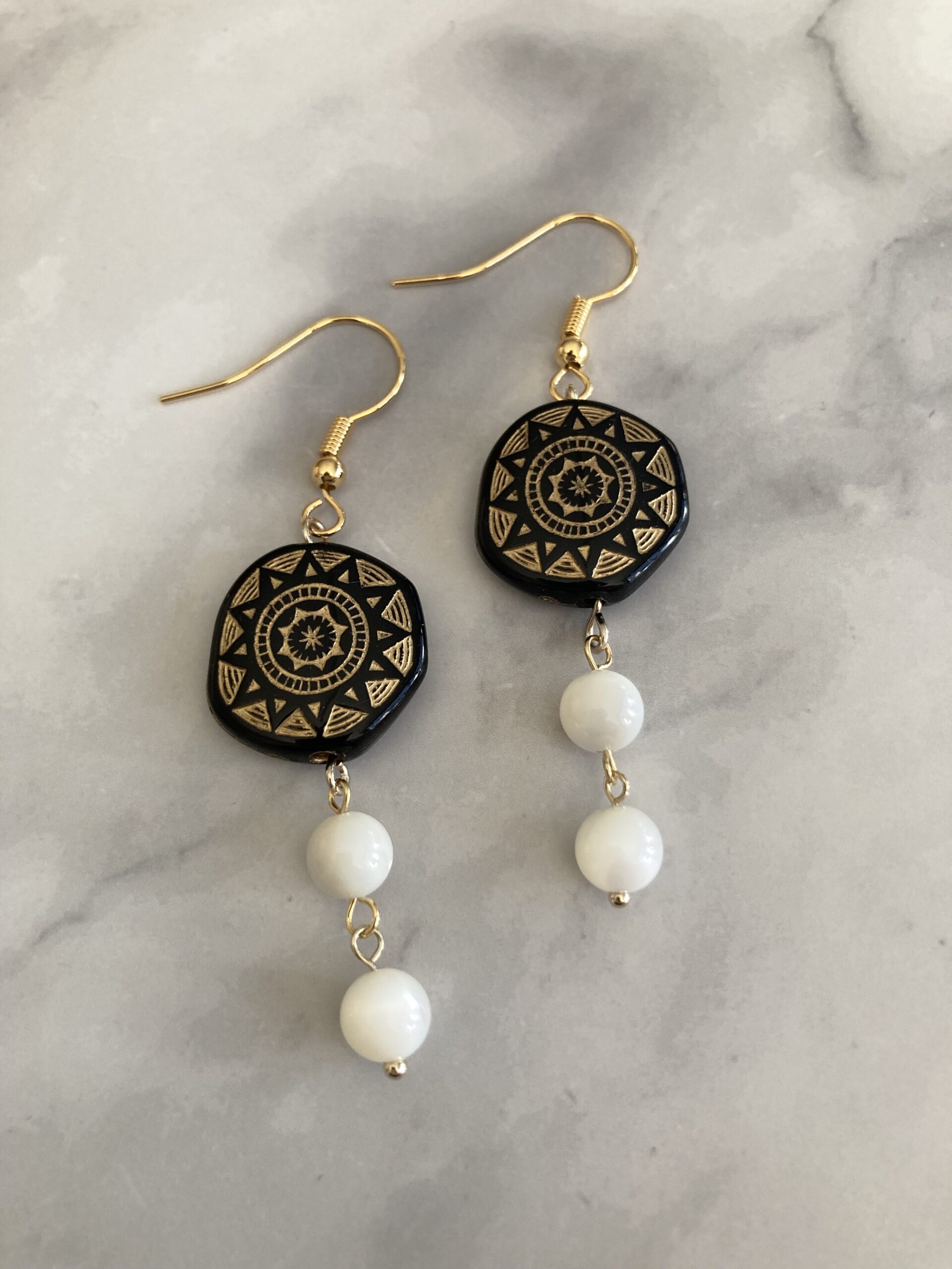 p154 アンティーク調ビーズ使用ピアス〈マザーオブパール〉 - 画像 (2)