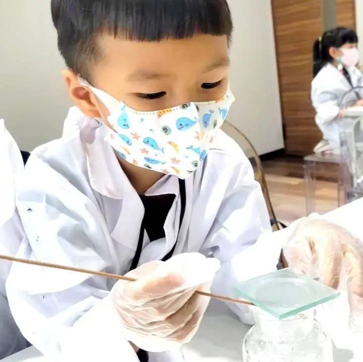 孩子觀察變色現象