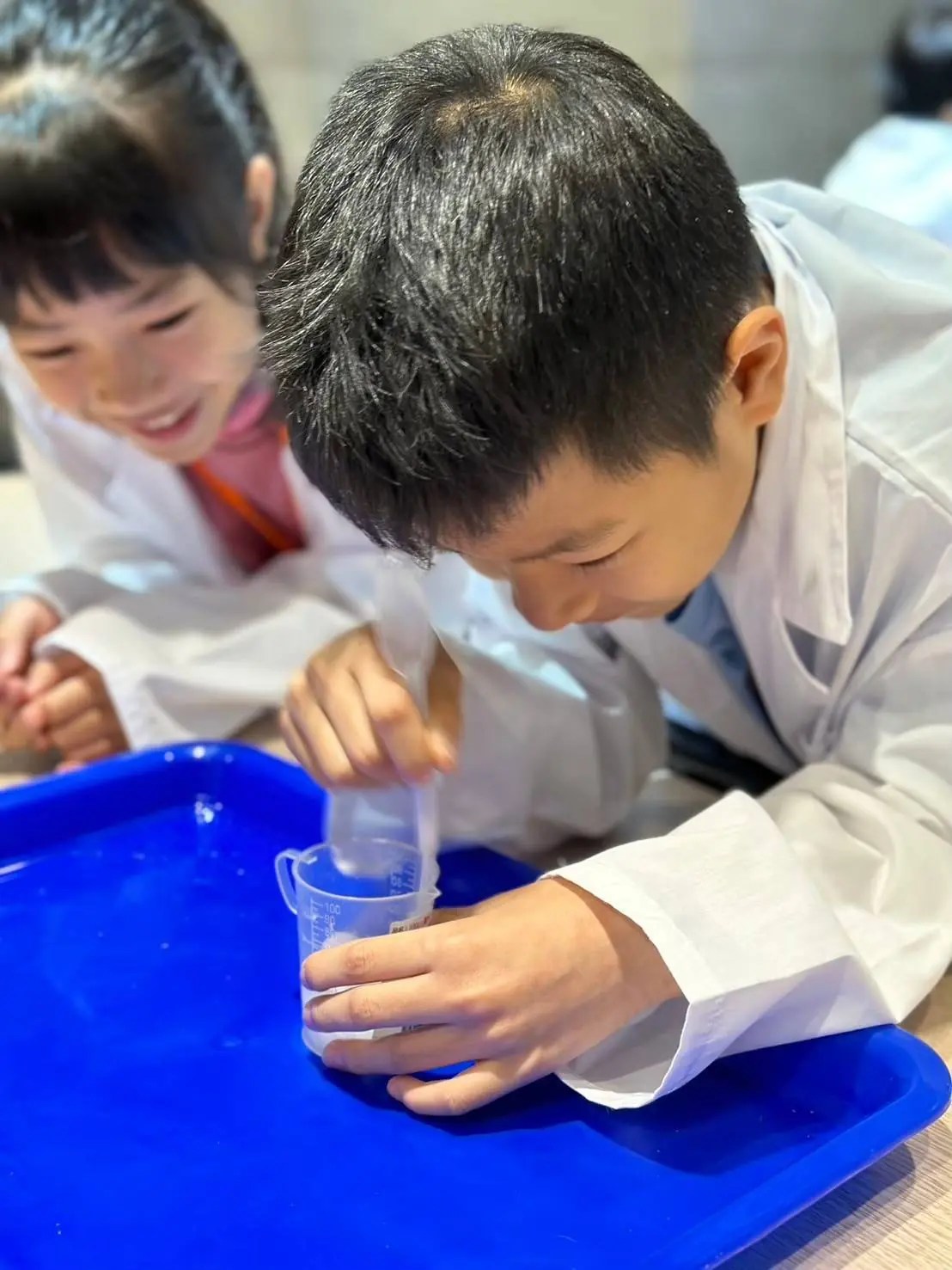 製作彩虹瓶實驗中