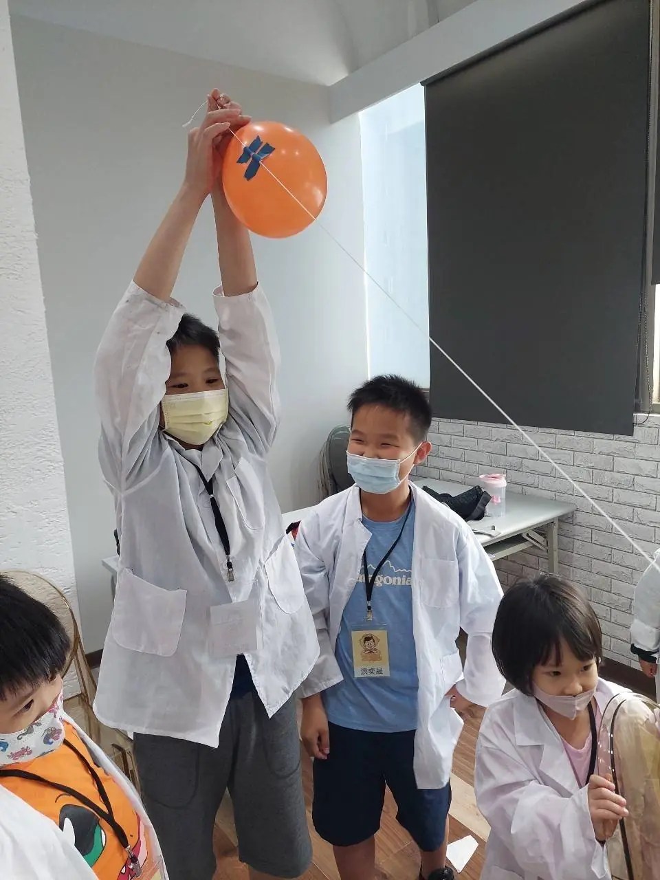 孩子觀察電磁反應