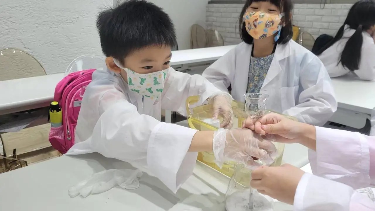 孩子分組討論怎麼疊更美