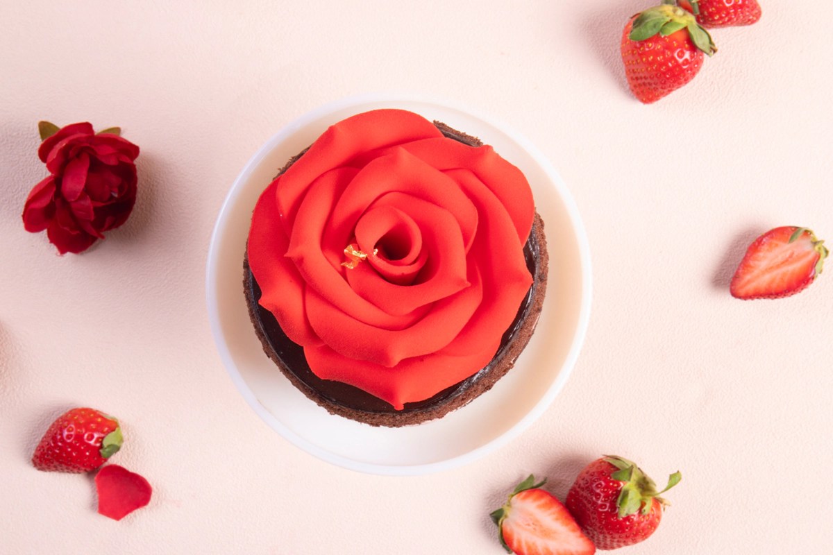 今年情人節最高顏值的草莓蛋糕浪漫登場！BAC「莓瑰戀人」頂層盛開著職人手作的精緻玫瑰，將不凋謝的愛意化作甜蜜獻禮。