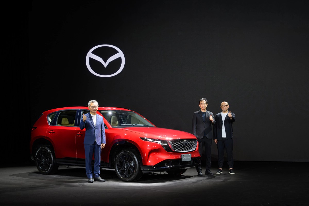 台灣馬自達總經理 劉建良與 ALL-NEW MAZDA CX-5 產品主查山口 浩一郎、首席設計師椿 貴紀共同宣布，全新第三代 CX-5 以全車系標配 i-ACTIV AWD 智慧型四輪驅動 94.9 萬元起在台上市，開創跨級距休旅體驗。