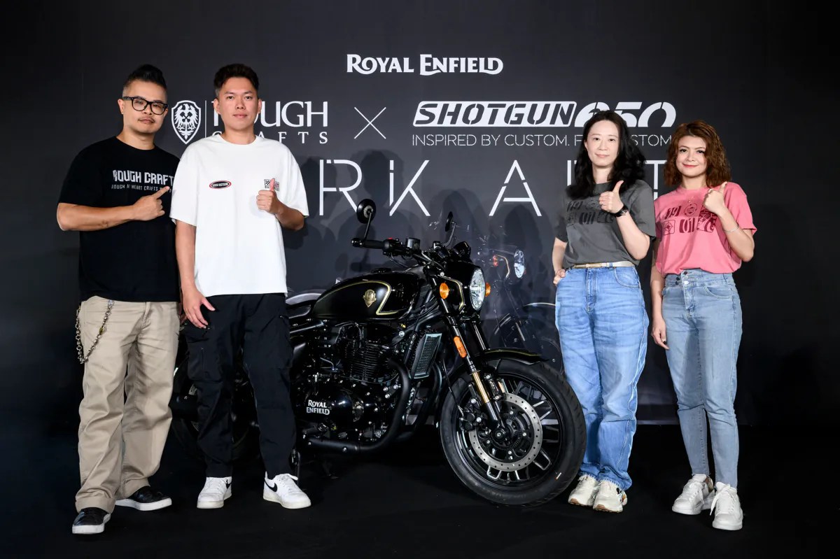 Royal Enfield 品牌代表、Winston 與車主許先生合影