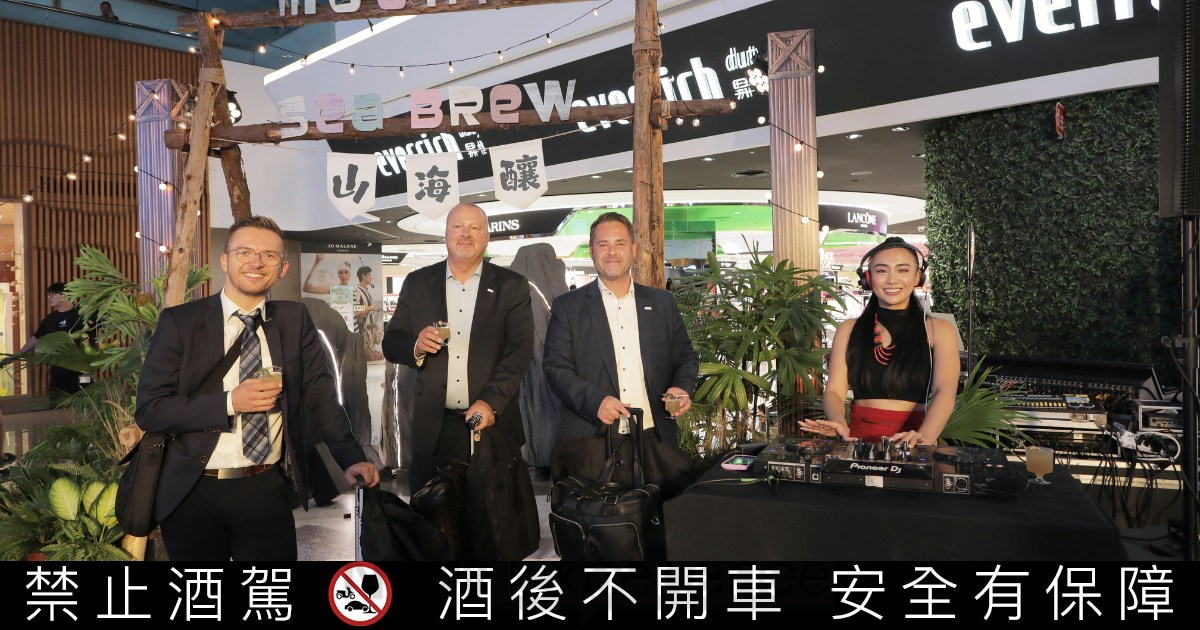 外國旅客在登機前體驗臺灣風土調飲，從一杯飲品認識臺灣山海滋味。（昇恆昌免稅商店提供）