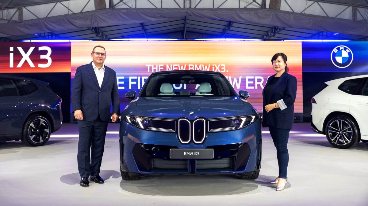 BMW總代理汎德於今(2)日正式發表全新BMW iX3，推出BMW iX3 40 Excellence、BMW iX3 40 M Sport與BMW iX3 50 xDrive M Sport三款車型，建議售價分別為245萬元、268萬元與312萬元。圖左為BMW Group台港澳執行董事Benjamin Nagel；圖右為BMW總代理汎德公司總經理李昀潔