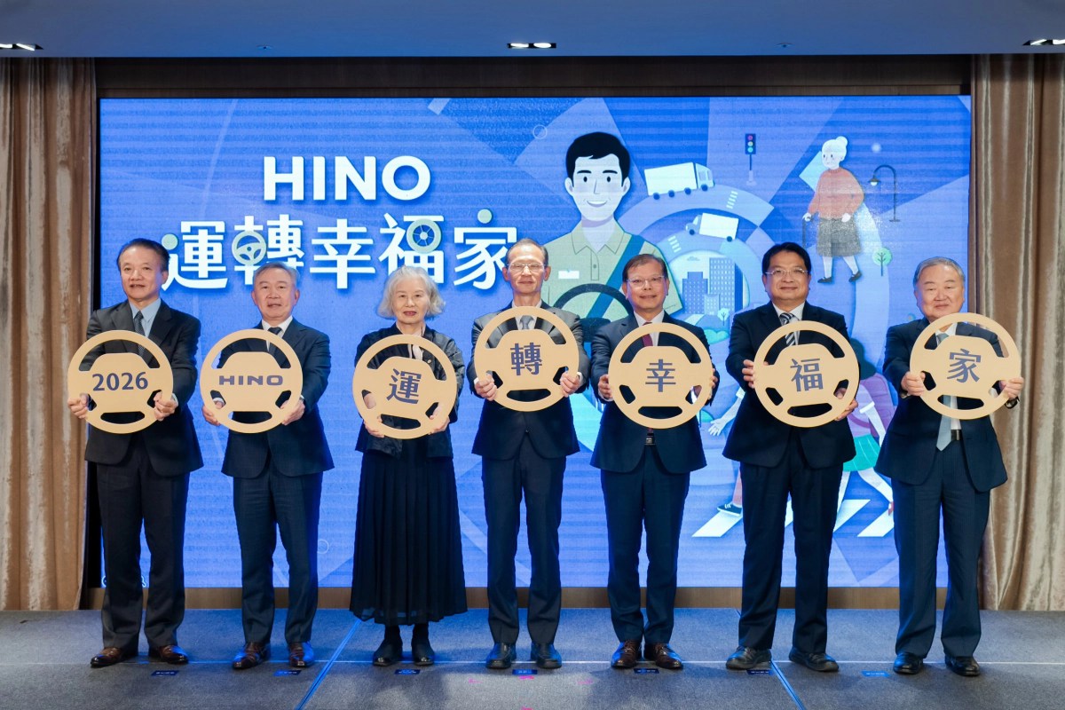 交通部公路局 林福山局長(中)、和泰純青基金會 張琛惠執行長(左三)、和泰汽車商用車營業本部 賴光雄本部長(右三)、和泰產險 顏思齊總經理(左二)及經銷商代表攜手傳遞道路安全理念
