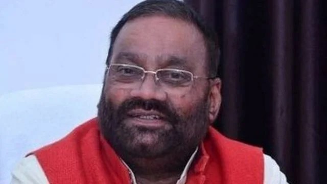 यूपी : सपा ओबीसी सम्मेलन में स्वामी प्रसाद मौर्य पर फेंका गया जूता
