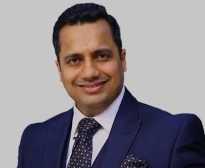 यूट्यूबर एवं मोटिवेशनल स्पीकर विवेक बिंद्रा ने अपनी पत्नी को किया लहूलुहान, लोगों में आक्रोश