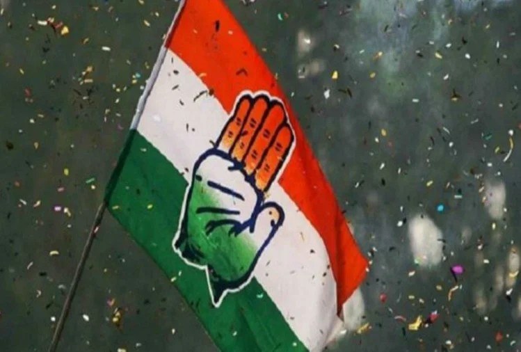 कांग्रेस पार्टी के वरिष्ठ नेताओं ने पार्टी के 139 वें स्थापना दिवस पर फहराया झंडा