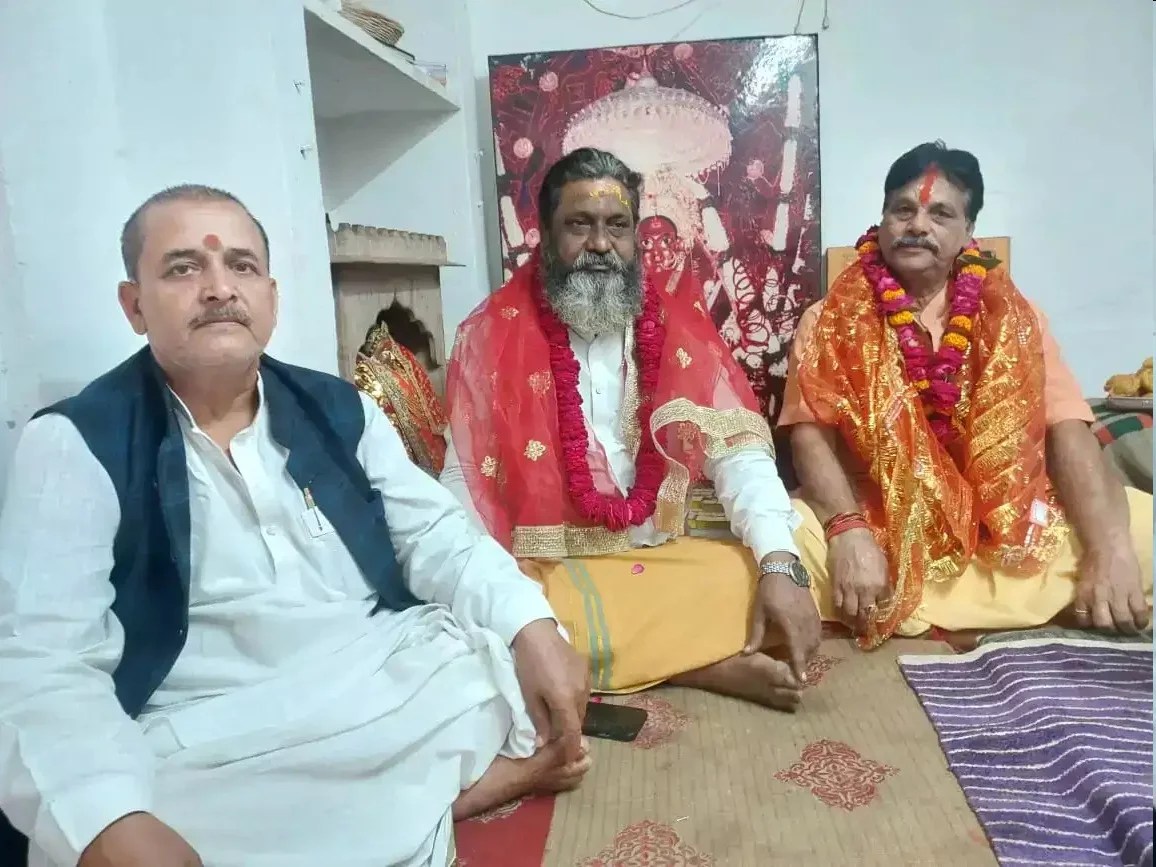 श्री दुर्गा मंदिर, दुर्गाकुंड प्रबंध समिति का पुनर्गठनय पं पशुपति नाथ दुबे सभापति,पं राजनाथ दुबे अध्यक्ष ,पं बेचन त्रिपाठी उपाध्यक्ष बने