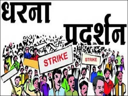यूपी के झांसी में वेतन न मिलने से नाराज नगर निगम के आउटसोर्सिंग कर्मचारियों की हड़ताल
