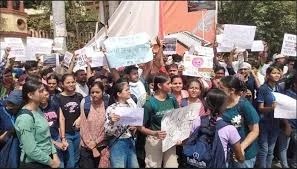 NEET UG Exam Results : छात्राओं ने बीएचयू गेट पर किया प्रदर्शन, कहा, सरकार ध्यान दो, एनटीए सवालों के घेरे में