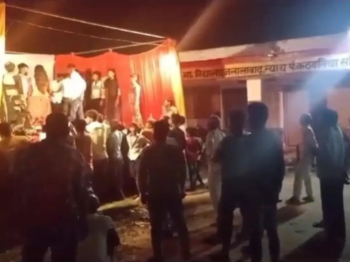 लगावे लू जब लिपिस्टिक गाने पर यूपी के बस्ती में स्वतंत्रता दिवस की पूर्व संध्या पर विद्यालय में मचा गदर