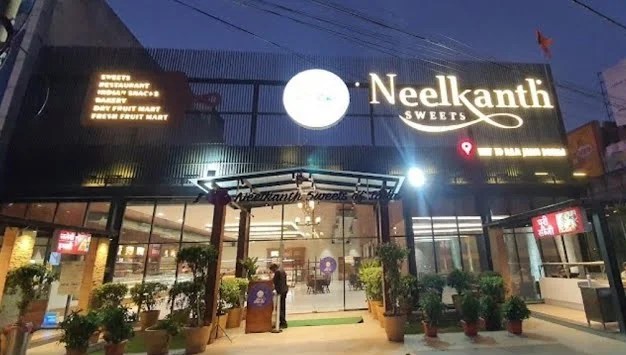 यूपी के लखनऊ में नीलकंठ स्वीट्स ने जज को बेच दिया जहरीला लड्डू, मिठाई खाकर परिवार हुआ बीमार