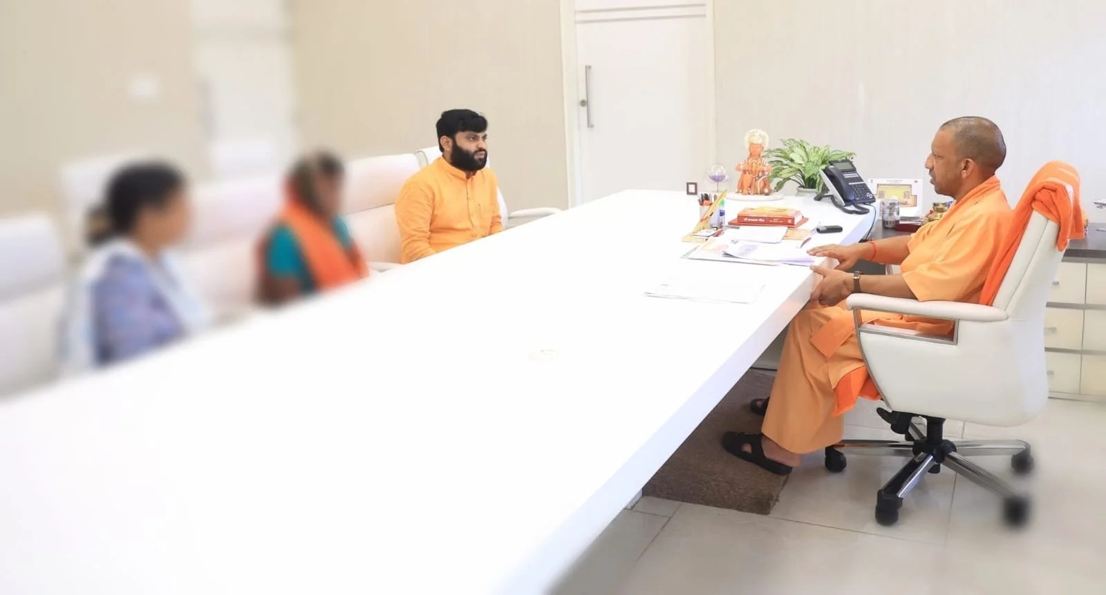 अयोध्या गैंगरेप : पीडि़ता की मां ने सीएम योगी से की मुलाकात, सीएम ने दिया कार्रवाई का आश्वासन