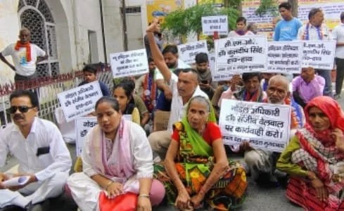 अध्यक्ष डॉ.रामेश्वर दयाल तुरेहा के नेत्रत्व मे अपना दल (K) द्वारा जिलाधिकारी कार्यलय पर धरना/प्रदर्शन कर थाना पाकबड़ा अन्तर्गत हाशमपुर चौराहा पर स्थित अवेध न्यू इंडियन हॉस्पिटल को सील कर मुकद्मा दर्ज कराने की मांग