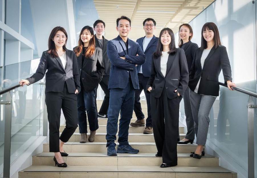 銀行專才操作平板，在 AI 沙盒測試創新金融服務場景。